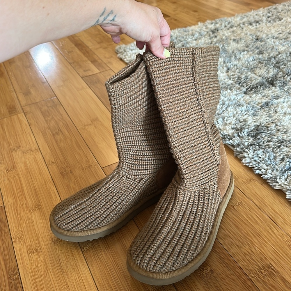 Crochet women’s size 7 brown/chestnut UGGS

Work once, basically brand new!